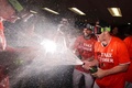 23MLB、ボルチモア・オリオールズ対タンパベイ・レイズ。シャンパンファイトでプレーオフ進出を喜ぶボルチモア・オリオールズの選手（2023年9月17日撮影）。(c)Patrick Smith/Getty Images/AFP