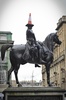英スコットランドのグラスゴー（Glasgow）市内で、頭部にカラーコーンを載せられたウェリントン公（Duke of Wellington）の像（2013年11月13日撮影）。(c)AFP/ANDY BUCHANAN
