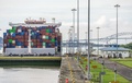パナマ市で、パナマ運河の閘門を通過する貨物船（2023年8月25日撮影）。(c)Ivan PISARENKO / AFP