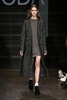 米ニューヨーク市内で発表された「DKNY」15/16年秋冬コレクション（2015年2月15日撮影）。(c)AFP/Getty Images/Neilson Barnard