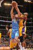 ロサンゼルス・レイカーズ戦でアンドリュー・バイナム（%%Andrew Bynum%%）のディフェンスを受けながらもシュートに跳ぶデンバー・ナゲッツのリーナス・クレイザ（%%Linas Kleiza%%、左）。（2008年11月21日撮影）(c)AFP/Getty Images/NBAE/Andrew D. Bernstein