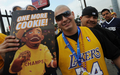 08-09NBAファイナルを制したロサンゼルス・レイカーズ（%%Los Angeles Lakers%%）の優勝パレードが17日、ロサンゼルス（Los Angeles）で行われ、数万人ものバスケットボールファンが祝福のため、市内中心部に詰めかけた。レイカーズの本拠地ステープルズ・センター（Staples Center）から始まったパレードは、8万人のファンが待つロサンゼルス・メモリアル・コロシアム（Los Angeles Memorial Coliseum）まで行われ、数百人の警察官が動員され。写真は優勝パレードに詰めかけたレイカーズのファン。（2009年6月17日撮影）(c)AFP/MARK RALSTON
