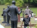 台湾北部の桃園にある公園に設置された、国民党の元指導者である蒋介石の像（2017年8月23日撮影）。(c)AFP/SAM YEH