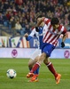 13-14スペイン1部リーグ第28節、アトレティコ・マドリード（Atletico de Madrid）対RCDエスパニョール（RCD Espanyol）。RCDエスパニョールのディエゴ・コロット（Diego Colotto、奥）を振り切り得点を決めるアトレティコ・マドリードのジエゴ・コスタ（Diego da Silva Costa、2014年3月15日撮影）。(c)AFP/PIERRE-PHILIPPE MARCOU