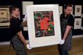 英ロンドンで、チャリティーオークションにかけられる予定のジョアン・ミロの絵画を運ぶ、ギャラリーのスタッフ（2016年5月17日撮影）。(c)AFP/JUSTIN TALLIS