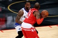NBAオールスターゲーム2016。ロサンゼルス・レイカーズのコービー・ブライアントとうれしそうにマッチアップするクリーブランド・キャバリアーズのレブロン・ジェームズ（2016年2月14日撮影）。(c)AFP/Getty Images/Elsa