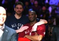 NBAオールスターゲーム2016。表彰式を見守るシカゴ・ブルズのパウ・ガソルとロサンゼルス・レイカーズのコービー・ブライアント（2016年2月14日撮影）。(c)AFP/Getty Images/Elsa
