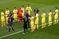 17-18スペイン1部リーグ第34節、FCバルセロナ対ビジャレアル。試合を前にビジャレアルの選手にたたえられながらピッチに入るFCバルセロナの選手（2018年5月9日撮影）。(c)AFP PHOTO / Pau Barrena