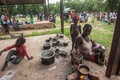 マラウイ南部の避難民キャンプで、配給されたトウモロコシを調理する女性（2019年3月14日撮影）。(c)AMOS GUMULIRA / AFP