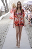 ブラジル・リオデジャネイロ、ビーチファッションのコレクション「クラロ・リオ・サマー(Claro Rio Summer)」で発表されたカルロス・ミーレ（Carlos Miele）の新作（2008年11月6日撮影）。(c)Fashion Week Daily/Getty Images