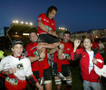 写真は、チームメイトと勝利の喜びを分かち合うトゥーロンのタナ・ウマガ（%%Tana Umaga%%、中央）。(c)AFP/ERIC ESTRADE
