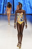 ブラジル・リオデジャネイロ、ビーチファッションのコレクション「クラロ・リオ・サマー(Claro Rio Summer)」で発表されたブルー・マン（Blue Man）の新作（2008年11月6日撮影）。(c)Fashion Week Daily/Getty Images