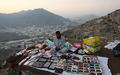 イスラム教の聖地サウジアラビア・メッカ（Mecca）の光の山（Noor Mountain）で、大巡礼「ハッジ」で同地を訪れた巡礼者らに土産物を売る男性（2009年11月23日撮影）。(c)AFP/MAHMUD HAMS