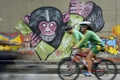 南米コロンビアのアンティオキア（Antioquia）県メデジン（Medellin）市で行われた「車のない日（Day Without Cars）」のキャンペーンで空っぽになった道路を自転車で移動する人々（2014年4月22日撮影）。(c)AFP/Raul ARBOLEDA