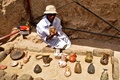 エジプト南部ルクソール近くの3500年前の墓で見つかった遺物を見せる同国考古学チームのメンバー（2017年4月18日撮影）。(c)AFP