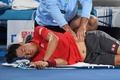 全豪オープンテニス、男子シングルス4回戦。治療を受ける錦織圭（2017年1月22日撮影）。(c)AFP/SAEED KHAN