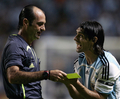 主審からイエローカードを提示されるアルゼンチンのロベルト・アジャラ（%%Roberto Ayala%%、右）。(c)AFP/ALEJANDRO PAGNI