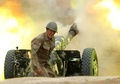 大砲を放つナゴルノカラバフの戦闘員。アルメニア国防省提供（2020年9月28日撮影、資料写真）。(c)AFP PHOTO / Armenian Defence Ministry / handout