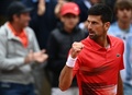 全仏オープンテニス、男子シングルス4回戦。勝利を喜ぶノバク・ジョコビッチ（2022年5月29日撮影）。(c)Christophe ARCHAMBAULT/ AFP