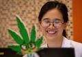 タイの首都バンコクに開業した大麻専門クリニックで受付を行う看護師（2020年1月6日撮影）。(c)Mladen ANTONOV / AFP