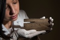 英ロンドンで発掘された古代ローマ時代の書字板（2016年6月1日撮影）。(c)AFP/DANIEL LEAL-OLIVAS