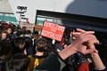 大学生の焼身自殺未遂を受け、仏リヨンの庁舎前で行われた学生らの抗議デモ（2019年11月12日撮影）。(c) PHILIPPE DESMAZES / AFP