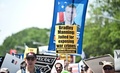 米メリーランド（Maryland）州フォート・ミード（Fort Meade）で、米機密情報を漏えいしたとして訴追されたブラッドリー・マニング（Bradley Manning）陸軍上等兵への支持を表明するデモ隊（2013年6月1日撮影）。(c)AFP/Nicholas KAMM