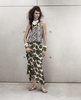 「マルニ アット H&amp;M（MARNI at H&amp;M）」ウィメンズコレクション。シルクドレス1万3990円、ネックレス4490円、ブレスレット1990円。(c)H&amp;M/Josh Olins