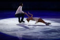 ソチ冬季五輪、フィギュアスケート・エキシビションの演技に臨むタチアナ・ボロソジャー（Tatiana Volosozhar）/マキシム・トランコフ（Maxim Trankov）組（2014年2月22日撮影）。(c)AFP/ADRIAN DENNIS