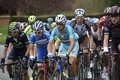 自転車ロードレース、第101回リエージュ～バストーニュ～リエージュ。レースに臨むモビスター・チームのアレハンドロ・バルベルデ（左）とアスタナのヴィンセンツォ・ニバリ（中央）ら（2015年4月26日撮影）。(c)AFP/ERIC EFEFERBERG