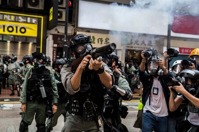 香港、警官隊がデモ隊に催涙弾発射 民主派は国慶節に向けデモ強化
