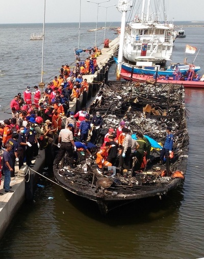 客船で火災、23人死亡17人行方不明 インドネシア