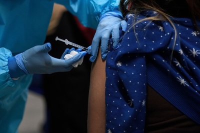 優先者より先にワクチン接種、スペイン軍制服組トップが辞任