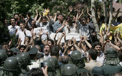 新聞に掲載された風刺画を巡り、抗議デモ勃発 - イラン