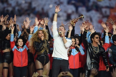 スーパーボウル、コールドプレイやレディー・ガガら登場