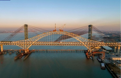 388メートル 世界最長スパンの道路鉄道併用の鋼けたアーチ橋が中央で連結