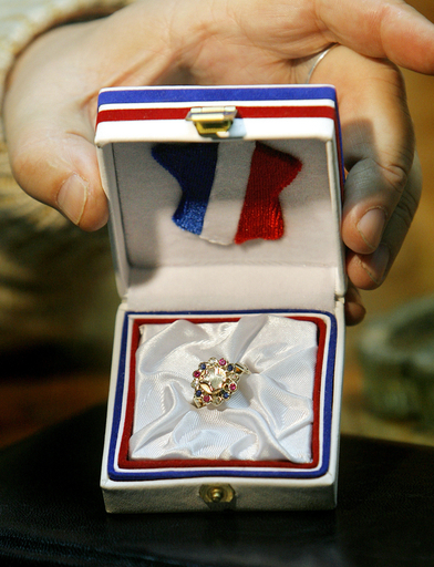 ルーマニア訪問予定の仏大統領に特製指輪