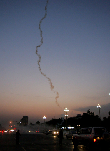 ブット元首相、国民にデモ行進を呼びかけ