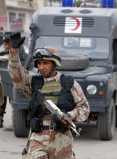 有毒ガスを積んだトラックによる爆弾テロ、警察官2人死亡、被害者350人 - イラク