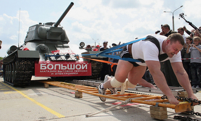 ベラルーシの強者、戦車引きの記録保持に挑戦