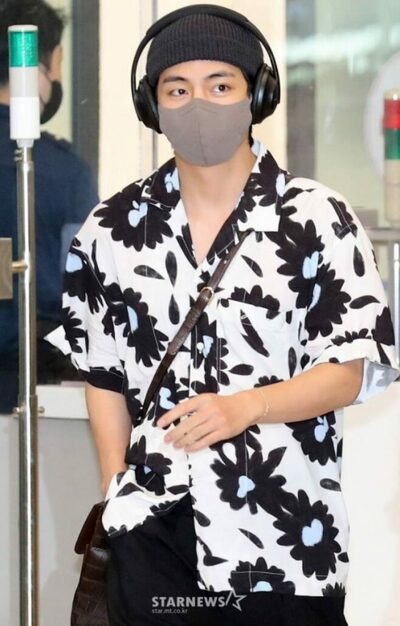 BTSのV「ベイビー・ブローカー」VIP試写会出席のため、先に帰国 – KOREA WAVE