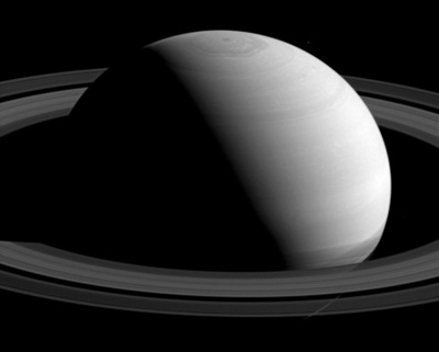 ダイナミックな土星の静かな姿、探査機カッシーニが捉える