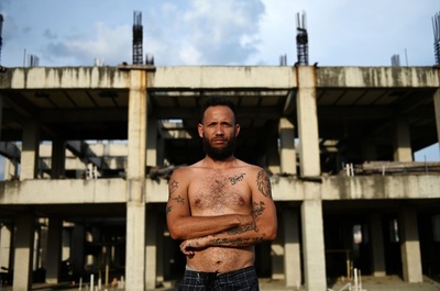 住宅供給受けるまでは…貧困地区の放置建物で暮らす人々、ベネズエラ