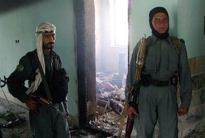 タリバン武装勢力の攻撃で、待ち伏せられた警官8人が死亡 - アフガニスタン