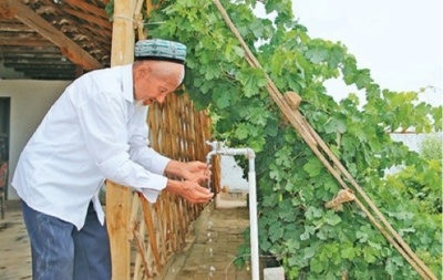 新疆の貧困住民、80歳でようやく安全な水