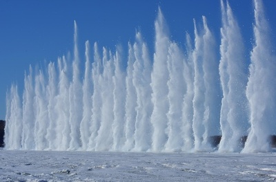 氷の柱が高さ100メートルにはじける 中ロ国境の川で氷塊爆破