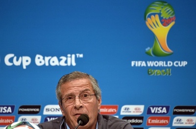 スアレスは「スケープゴート」にされた、ウルグアイ代表監督が声明を発表