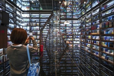 「新型書店」は洞窟の中？ 中国・貴州