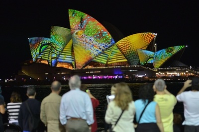 オペラ・ハウスが鮮やかに変身、豪シドニーで光の祭典