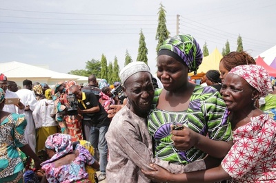 ボコ・ハラムから解放された82人の少女、両親と涙の再会